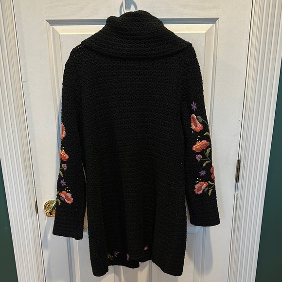 Chic Black Knit Cardigan with Floral Embroidery - Picture 3 of 4